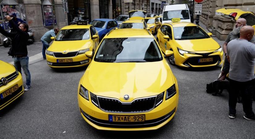„Inflációkövető tarifaemelést” – tüntetnek a taxisok Budapesten