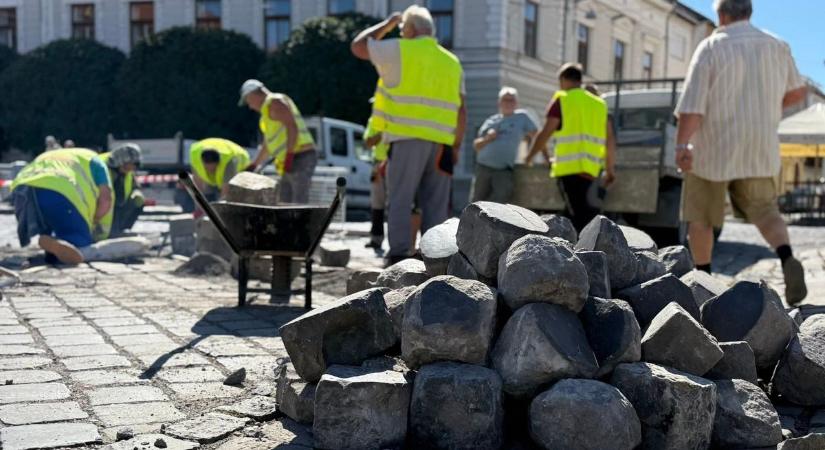 Felújítás kezdődött a bajai főtéren, biztonságosabbá teszik a közlekedést