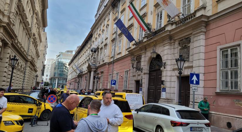 Taxisok tüntetnek a budapesti Városháza előtt