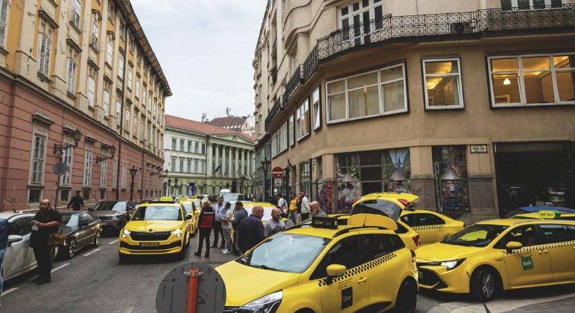 Utcára mentek: tüntetnek a taxisok a főváros vezetése ellen