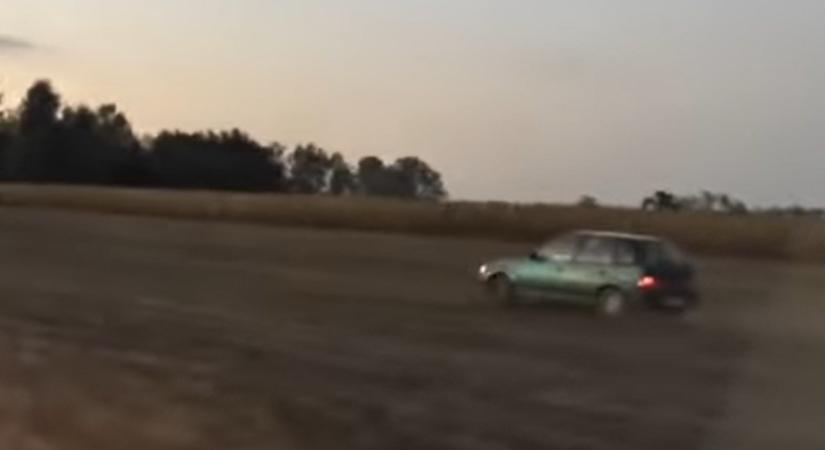 Suzukival a szántásban: menekülés a rendőrök elől – Videó!