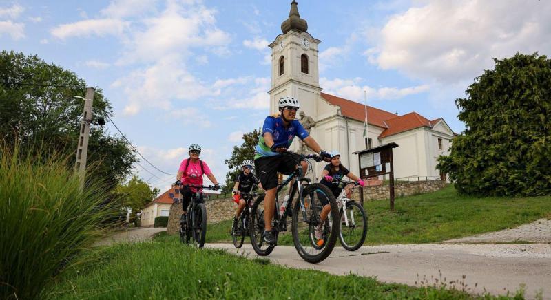 Újabb 110 kilométernyi kerékpáros útvonallal bővült a Balaton keleti térsége