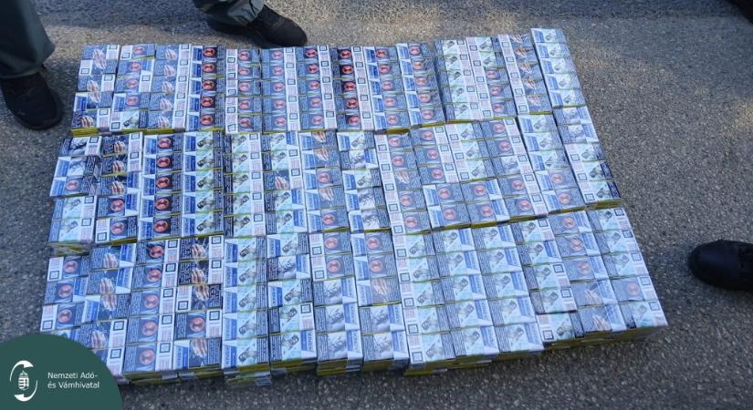 Nem tudták megmondani, hogyan került több mint ezer doboz cigi a házukba