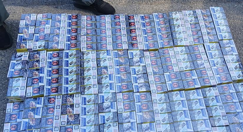 Az ágyneműtartóban és a nappali közepén is találtak adózatlan cigit a pénzügyőrök