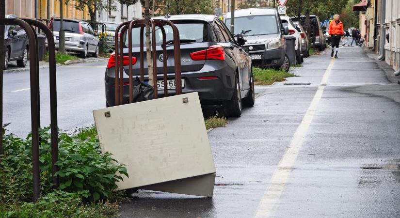 Bicikliútra borult egy kapcsolószekrény Szombathelyen - Valakinek plusz órákat kellene venni parkolásból - fotók