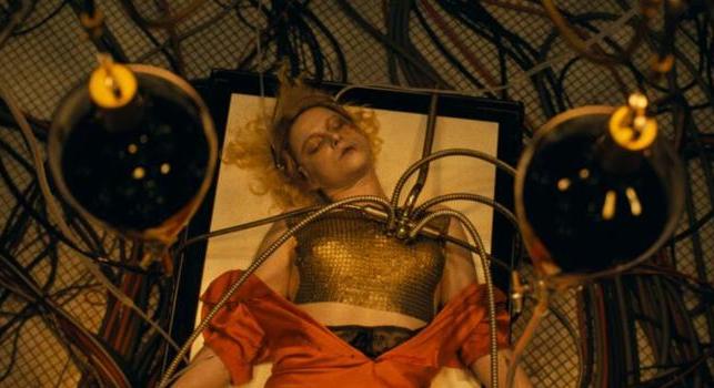 Beteg művészhorrornak ígérkezik Maggie Gyllenhaal kifacsart Frankenstein-mozija