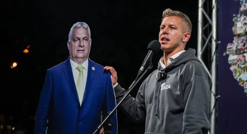 Magyar Péter bemutatta új útitársát az országjáráson: Orbán Viktor papírmását