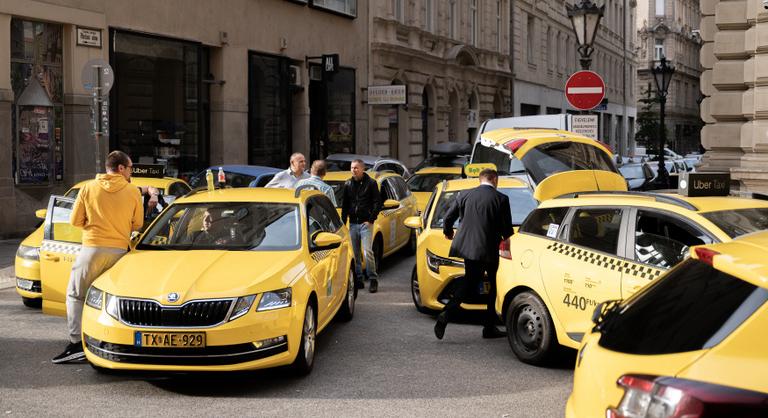 „Egy évnyi tárgyalás ment kárba” – több száz taxis vette blokád alá városházát