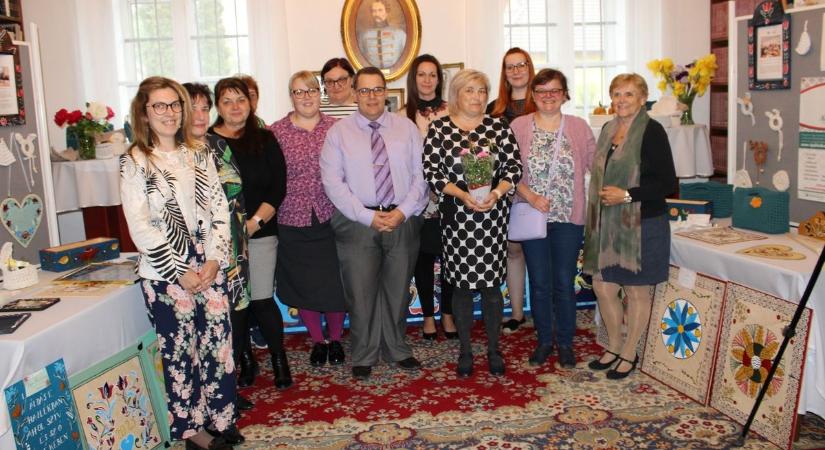 Együtt horgolják az ország kézimunkázói a karácsonyfát, Solt is bekapcsolódik a kezdeményezésbe