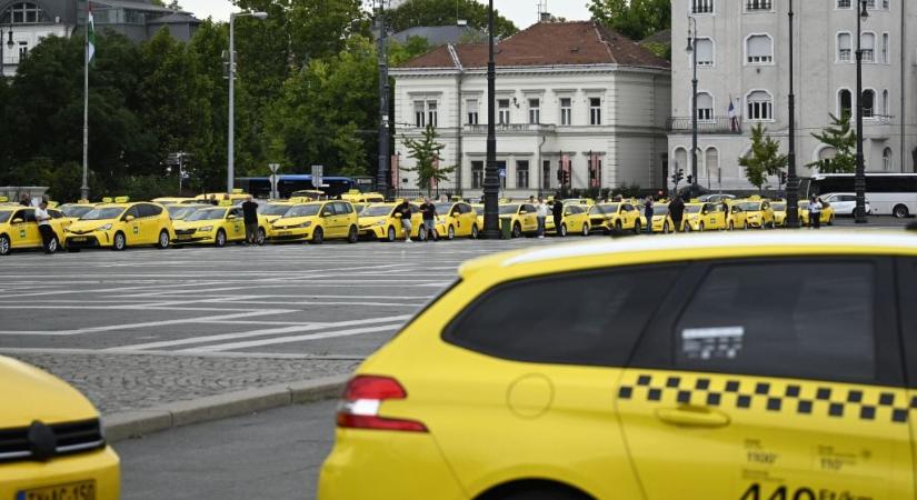 Megbénítja a fővárost a taxis tüntetés: sokkoló fotók és videók jöttek, teljes káosz a közlekedés
