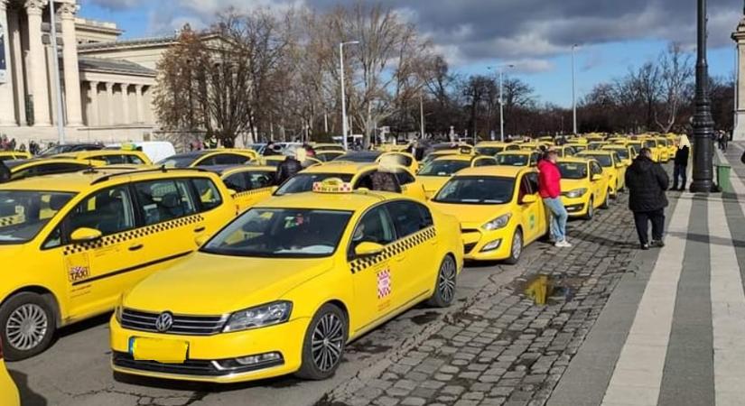 „Inflációkövető tarifaemelést” Taxisok tüntetnek Budapesten
