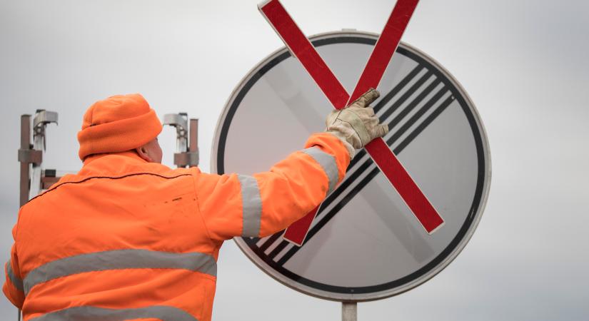 Viszlát, korlátlan autópályák? Tudósok lassítanának a tempón