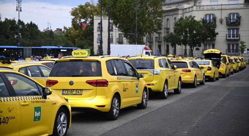 Érik a káosz: már a rendőrség oszlatja a tüntető taxisokat a Margit hídon