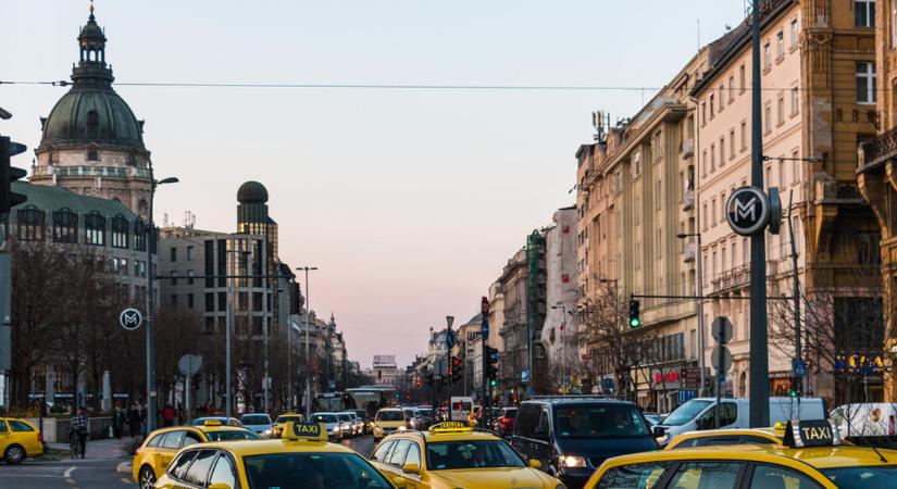 Készül a balhé: a rendőrök intézkednek a demonstráló taxisok ellen