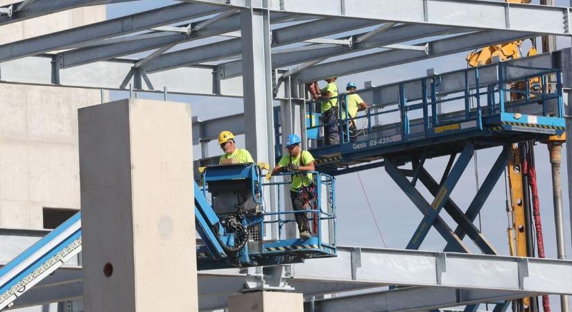 Rohamtempóban halad a húsipari cég magyarországi beruházása – már csak az a kérdés, kik dolgoznak majd benne
