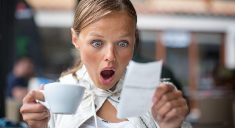 Békésen ücsörgött a nő a kedvenc kávézójában, majd ledermedt a meglepetéstől, amikor meglátta, milyen üzenetet hagyott neki a barista