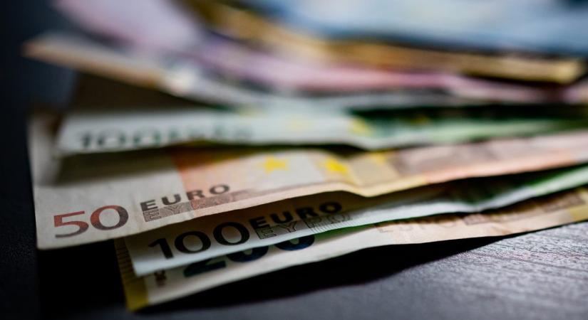 A forint jó napja van: remek formában kezdett a magyar fizetőeszköz