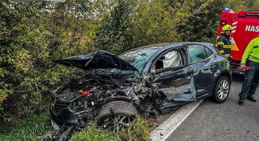 Frontálisan ütközött két személyautó egy sikertelen előzés miatt – hárman megsérültek