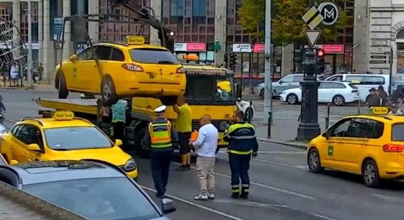 Tüntetés: elszállítja a rendőrség a forgalmat akadályozó taxikat