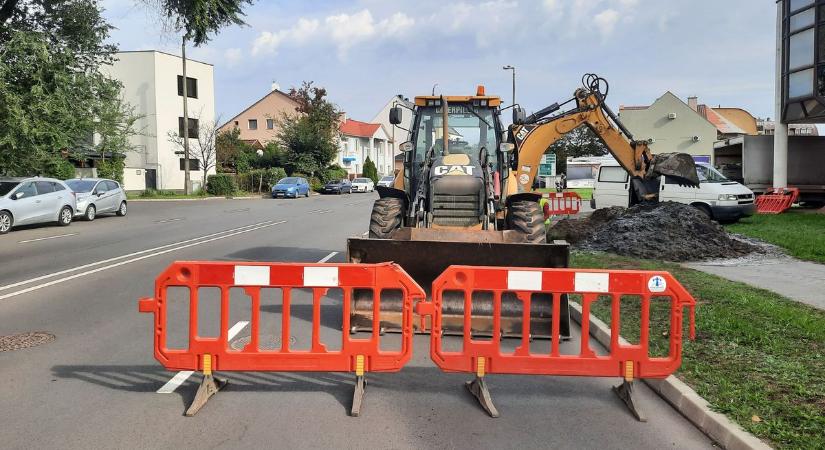 Eltört egy ivóvízcső Nyíregyházán – ideiglenes vízhiány várható! (fotók)