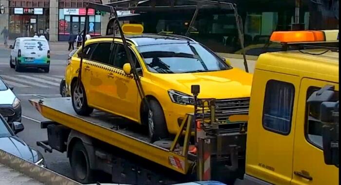 A rendőrség folyamatosan szállíttatja el a közlekedést jogtalanul aksdályozó taxikat