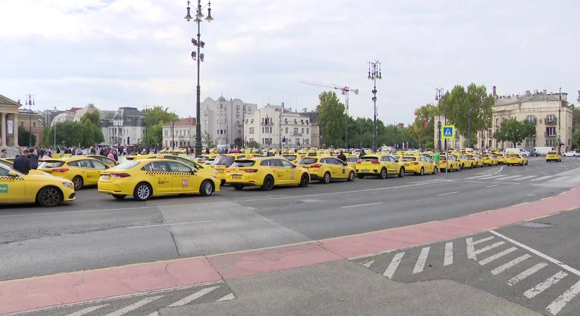 Utcára vonultak a taxisok, hogy a Városházán készülő rendeletmódosítás ellen tiltakozzanak  videó