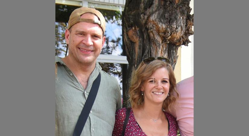 „Ezzel az előadással mi kaptunk egy figyelmeztetést a sorstól, hogy vigyázzunk a házasságunkra” – Schmied Zoltán és Ágoston Katalin a színpadon is házaspárt alakítanak