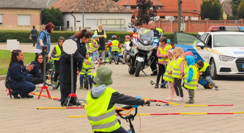 Rolleresek, motorosok, biciklisek lepték el a piacteret