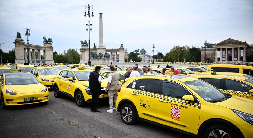 Taxis sztrájk: eszkalálódott a tüntetés, a rendőrségnek kell közbelépnie – trélerrel viszik el a tüntető taxikat