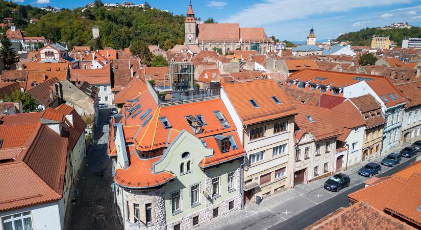 VELUX ablakokon át a brassói panorámára: Egy szecessziós gyöngyszem modern köntösben
