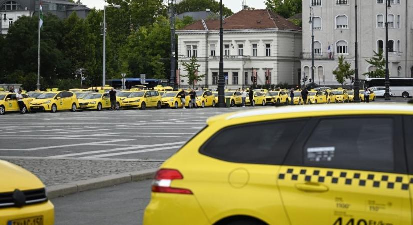 Bekeményít a rendőrség a taxisokkal szemben, elszállíttatják az autókat