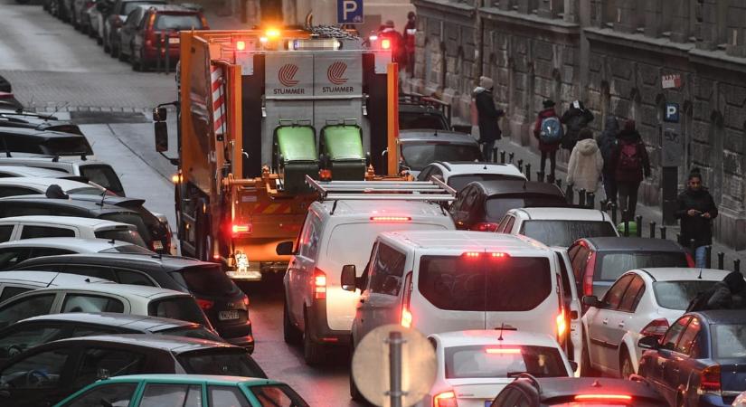 Sztrájkolnak a kukások Budapesten, az utcán maradt a szemét Óbudán
