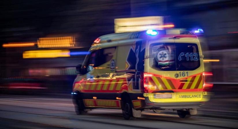 Kamion és személyautó karambolozott Zalában, az M70-esen, mentők a helyszínen