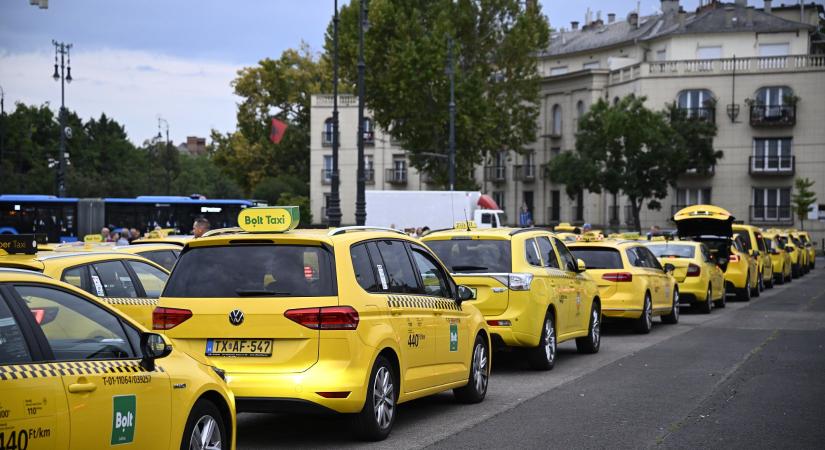 Taxisok tüntetnek Budapesten