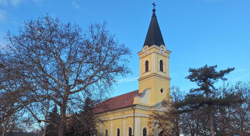 Tóth Attila újabb adománnyal segítette meg a balástyai templomot