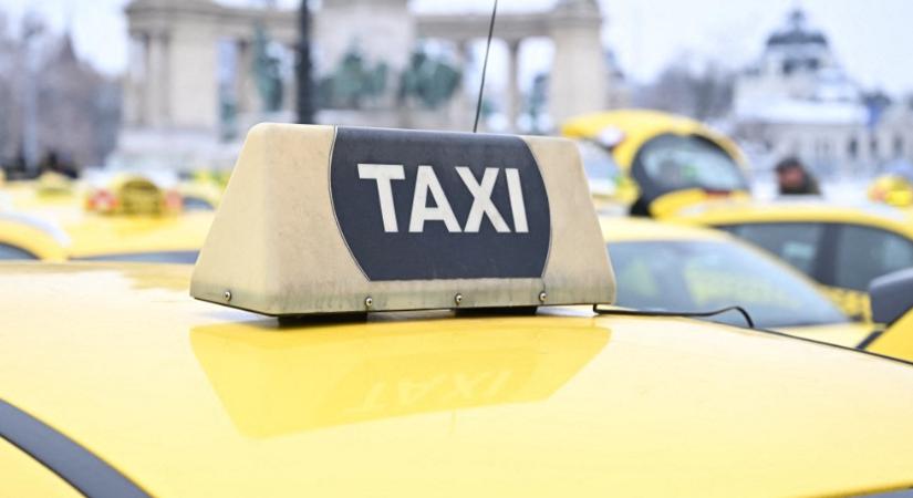 Videón a közlekedési káosz Budapesten: Így tüntetnek a taxisok