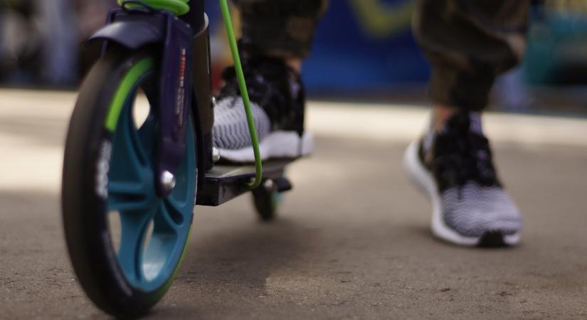 Fittyet hányt a rolleres a KRESZ-re, megnyomorított egy nőt