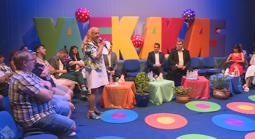 Megnyitja képzeletbeli kapuját a Tücsök panzió a Vaskakas Bábszínházban
