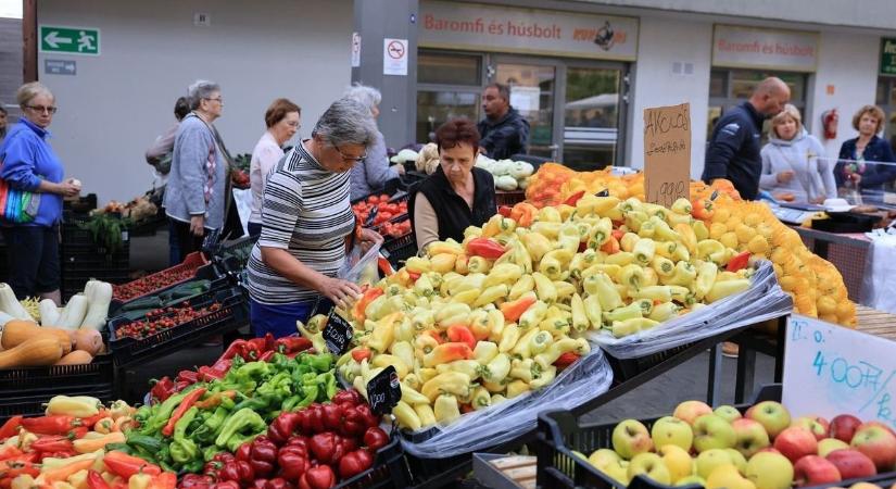 Ennyiért főzhetsz most lecsót: filléres paprika és akciós zöldség a szekszárdi piacon (képgalériával)