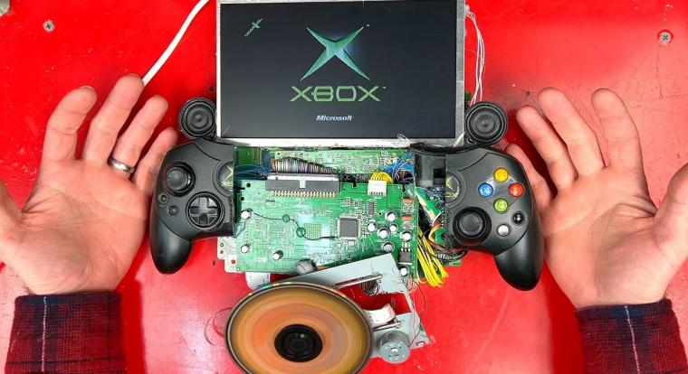 Hordozható Xboxot készített kézifűrésszel és ragasztóval egy YouTuber