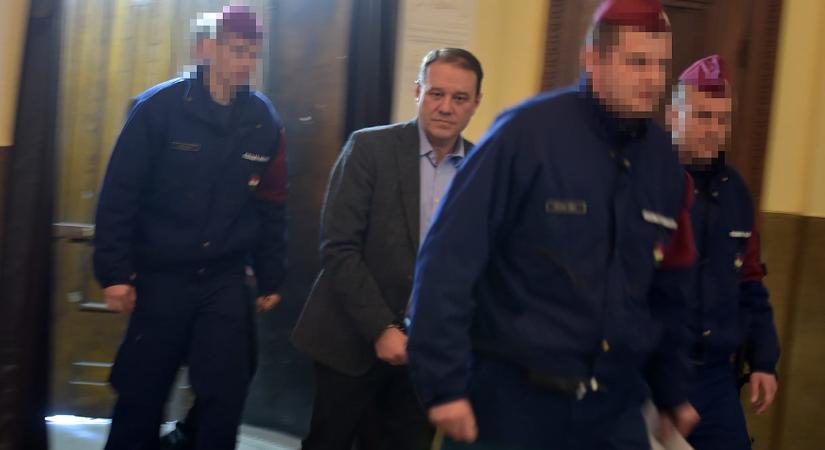 Tarsoly Csaba jótékonykodna és templomba járna, ám a bíróság nem enyhítette a házi őrizetét
