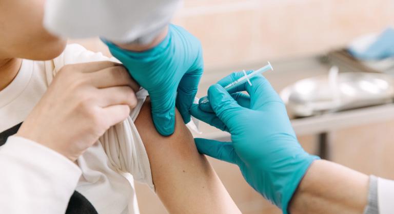 Októbertől a gyógyszerészek is olthatnak, jöhet az influenza elleni védőoltás a patikákban