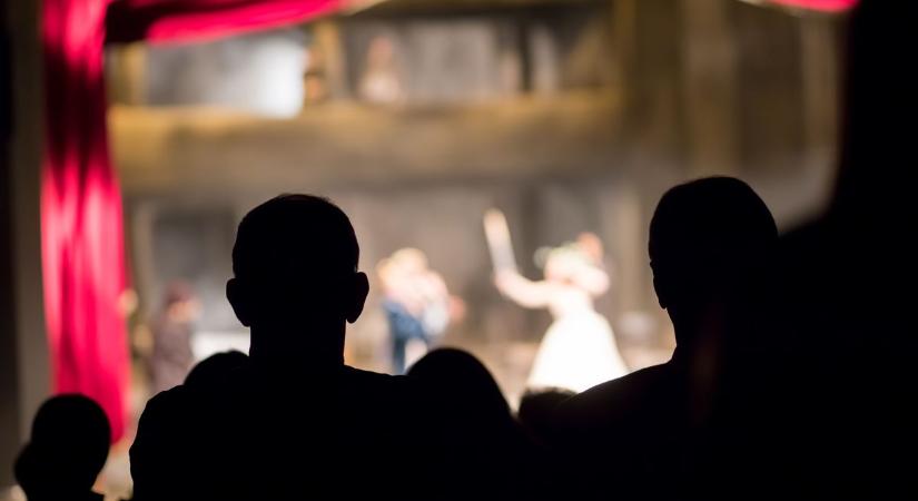 Balesetet szenvedett előadás közben a keceli származású színésznő