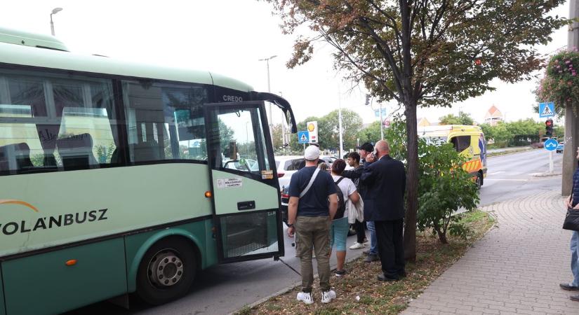 Pánik a belvárosban: rosszul lett a buszsofőr menet közben, egy autós mentette meg az életét