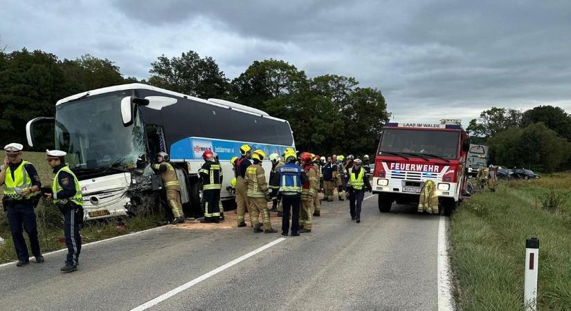 Tragédia Ausztriában: Egy ember meghalt, 14-en megsérültek egy balesetben