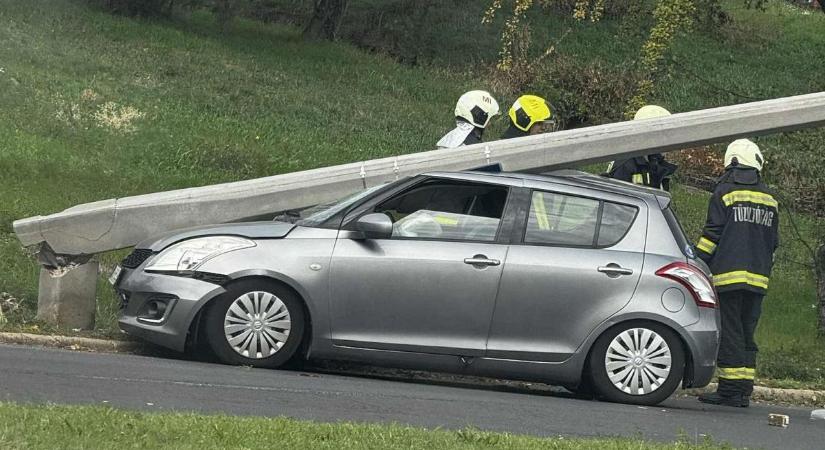 Brutálisan kivitte a villanyoszlopot egy autós az Avason - helyszíni képpekkel, videóval frissítve