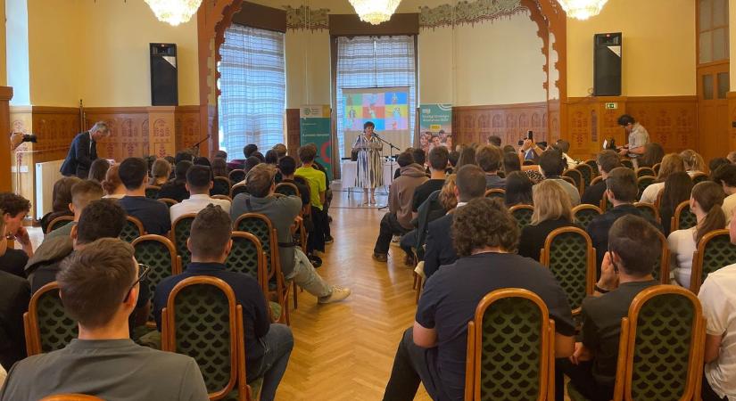 Többet dolgoznak, többet spórolnak, de a magány is nő a fiatalok között – fotók