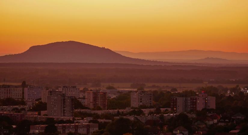 A Somló és az Alpok egy képen – Ajka különleges panorámát kapott