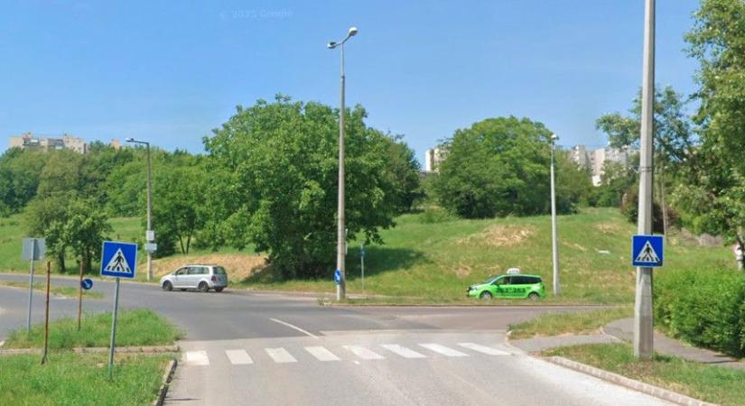 Villanyoszlopnak ütközött egy autó Miskolcon