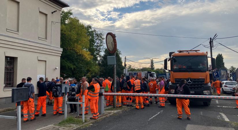 Munkaruhát, a bérpótlékok kifizetését és túlórapénzt követelnek a sztrájkoló szemetesek